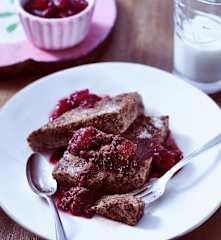 Stracciatella-Schnitten mit Kirsch-Apfel-Kompott