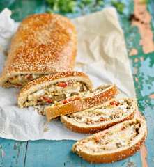 Bola de atum, pimentos e azeitonas