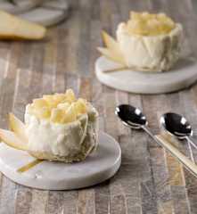 Mini cheesecake al taleggio con pere caramellate