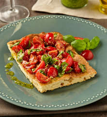 Focaccia s cherry rajčátky a pestem