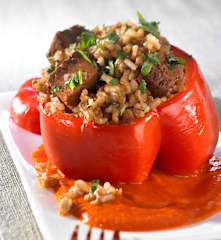 Paprika mit Tofu-Reis-Füllung und Tomatensauce