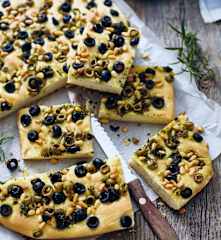 Koláč s olivami a bylinkami