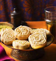 Maamouls (biscuits sablés aux pistaches, aux noix de Grenoble et aux dattes)