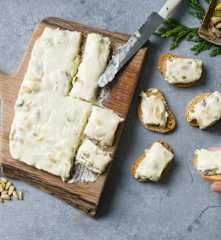 Turrón de camembert con frutos secos