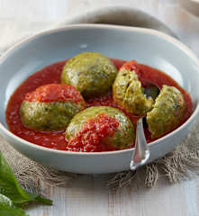 Bärlauchknödel mit Tomatensugo