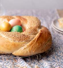 Coroa Challah de Páscoa com sésamo e ovos coloridos