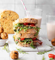 CENOURA (pão de cenoura, smoothie de manteiga de amendoim e trufas de noz)