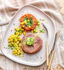 Tournedos, tomate provençale, maïs et poivron