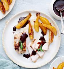 Schweinekoteletts sous-vide, karamellisierte Birnen und Schokoladensauce