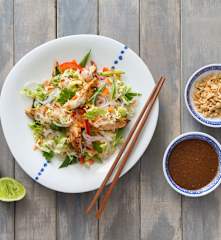 Salată asiatică cu pui și tăiței de celofan