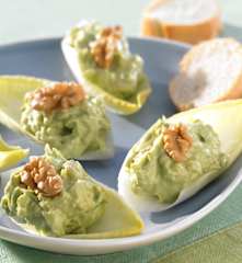 Avocadodip auf Chicorée