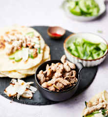Schweinefilet in pikanter Kokos-Sauce mit Naanbrot und Gurkensalat