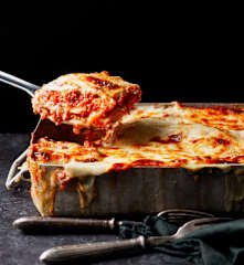 Špenátové lasagne s boloňskou omáčkou, bešamelem a parmazánem