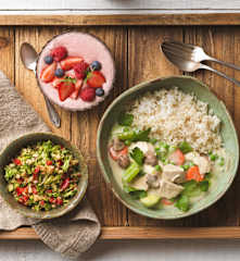 Menü: Brokkolisalat mit Pinienkernen; Hühnerfrikassee mit Kohlsprossen; Beeren-Obers-Pudding