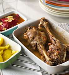 Pierna de cordero lechal asada con piquillos y patatas
