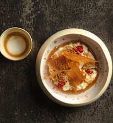 Milchreis mit Pudding, Karamellcreme und Beeren