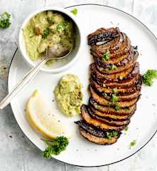 Cogumelos Portobello fatiados com chimichurri de abacate