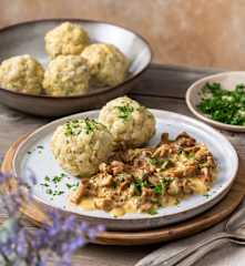 Eierschwammerl à la creme mit Semmelknödel
