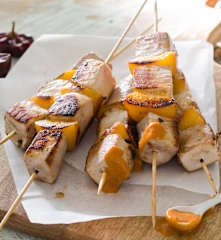 Brochetas de bonito con salsa de ñora