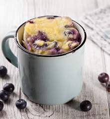 Mug cake s ricottou a borůvkami