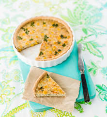 Tarte de milho com tofu, cebola roxa e salsa