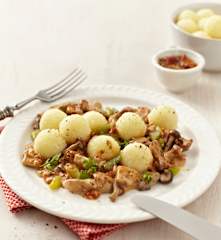 Pilzragout mit Tomatenpesto und Mini-Kartoffelklößen