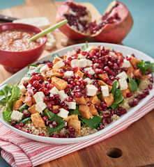 Ensalada templada de quinoa con batatas asadas y granada