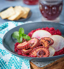 Pulpo con puré de betabel y chile manzano
