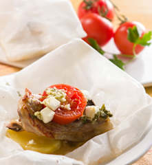 Papillote de cordero con tomate y queso feta