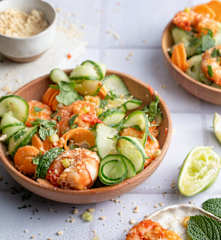 Ensalada picante de camarones con espirales de zanahoria y pepino
