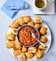 Sausage Rolls mit Tomaten-Chutney