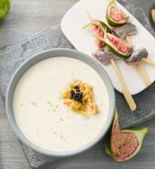 Ajoblanco de avellana con compota de manzana y brocheta de sardina