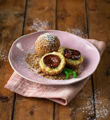 Zwetschkenknödel mit Nussbröseln (vegan)