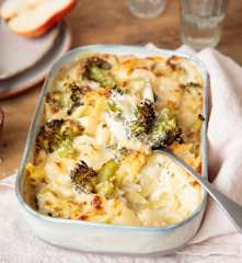 Gratinado de brócoli, pera y pasta con queso azul