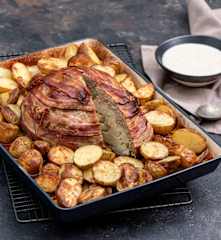 Mięsny kalafior z pieczonymi ziemniakami i sosem musztardowym