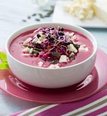 Gazpacho de remolacha con ensalada de lombarda y queso feta