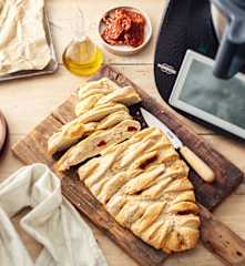 Pain apéritif aux lardons, oignons, tomates séchées et béchamel