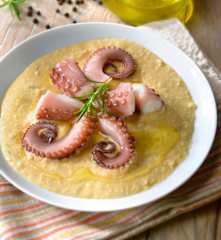 Polpo con purea di ceci al rosmarino