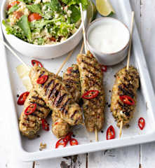 Kebab de frango com molho de limão e salada de cuscuz