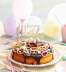 Bolo de iogurte com cobertura de doces