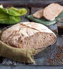 Chleb pszenno-żytni z kminkiem na zakwasie pieczony na liściu kapusty