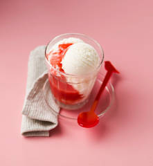 Glace au chèvre et son coulis de fraises