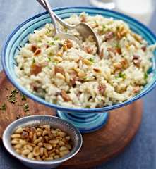 Pilaw mit Rosinen und Pinienkernen