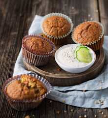 Würzige Muffins mit Gurkendip (vegan)
