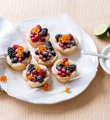 Tartaletas con crema de lima y frutos rojos