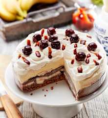 Bananensplit-Eistorte mit Schoko-Karamellsauce