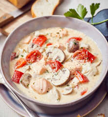 Gemüse-Fischeintopf mit Messerabdeckung