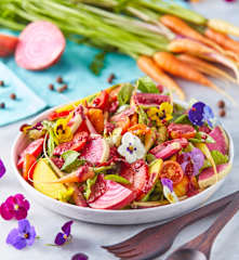 Ensalada con flores comestibles