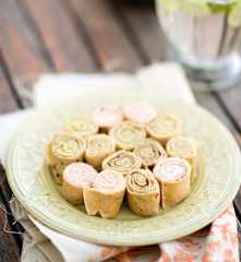 Rolos de crepes com recheio de fiambre e abacate