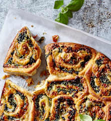 Pesto-Mozzarella-Rollkuchen